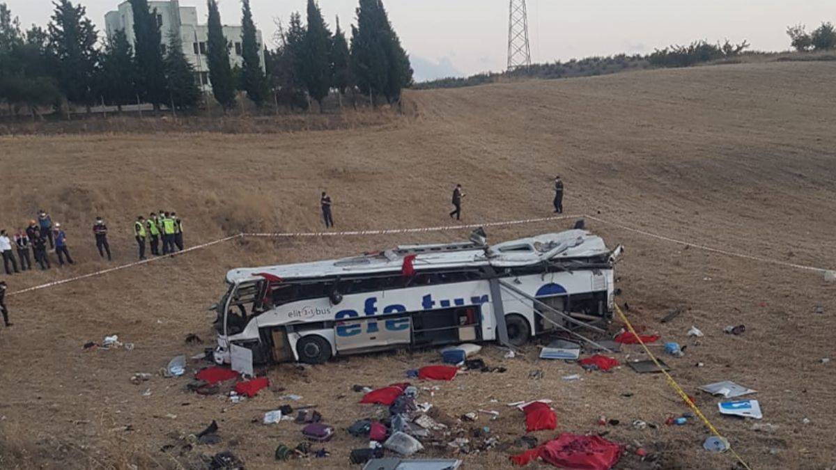 Yolcu otobüsü devrildi çok sayıda ölü ve yaralı var
