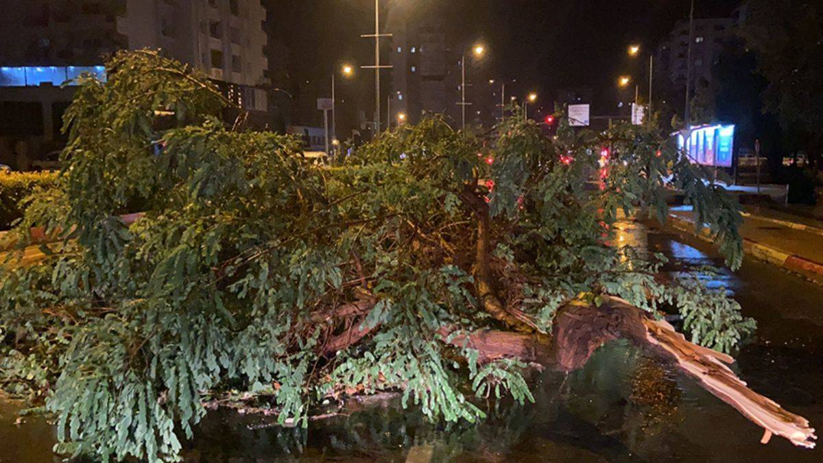 Mersin'de sağanak ve rüzgar hayatı olumsuz etkiledi