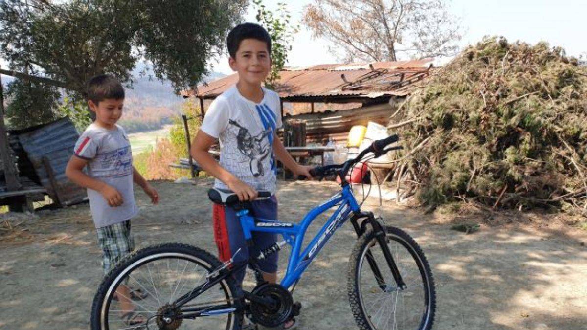 Orman Yangınında Bisikleti Zarar Gören Çocuğa Yeni Bisiklet Hediye Edildi