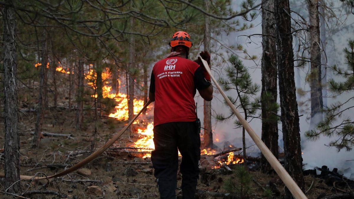 İHH, önce yangına su taşıdı, şimdi ise yaraları saracak