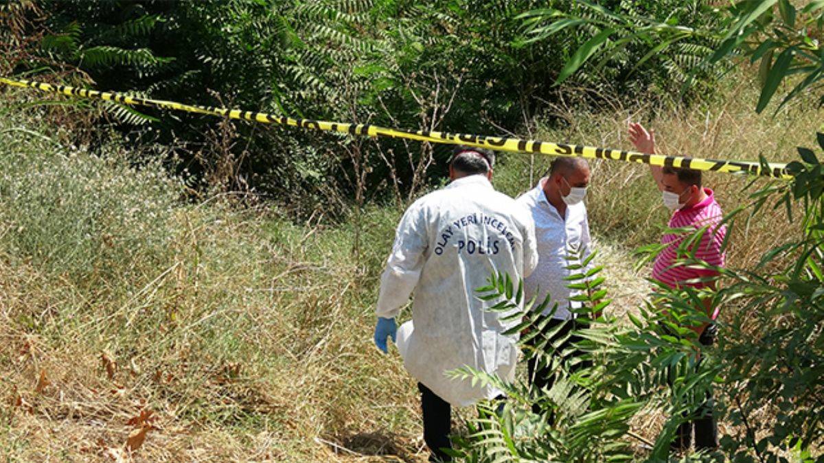 Çöp sandığı ayakkabıyı almak isterken ceset buldu