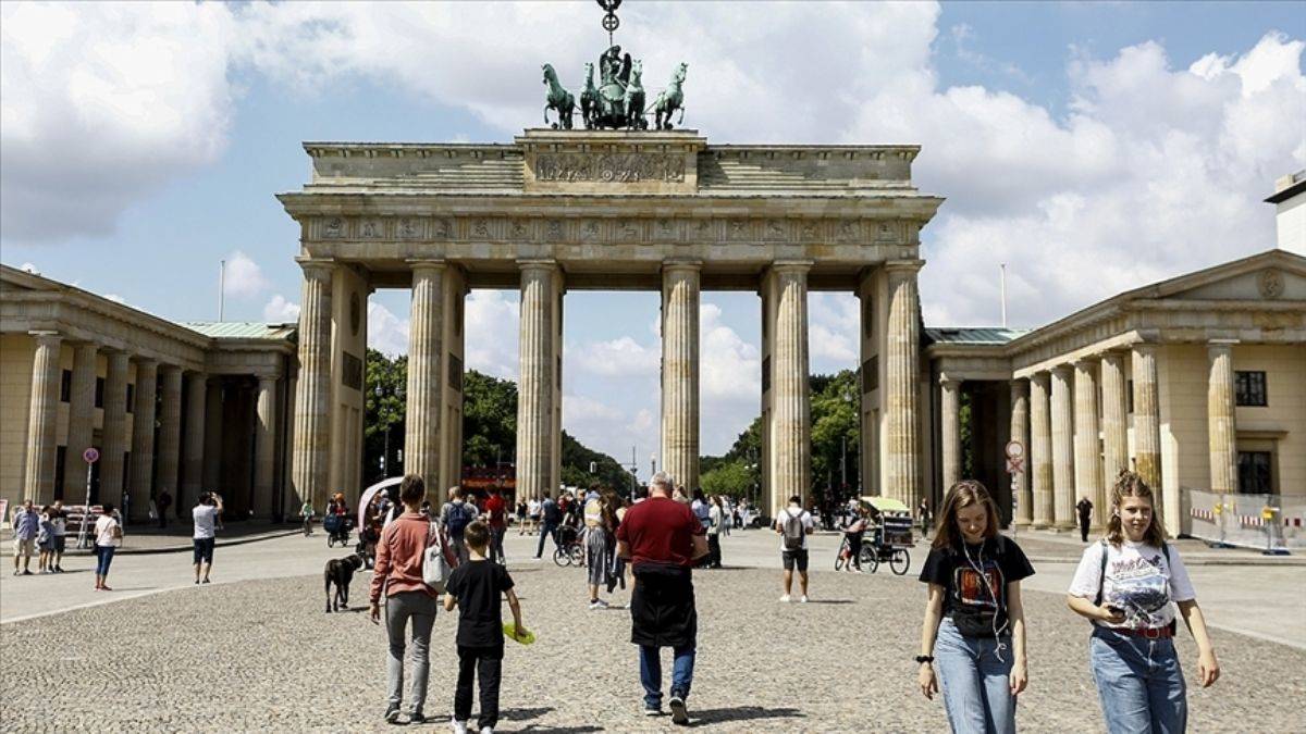 Almanya'da Kovid-19 ile mücadelede aşı olmayanlara yeni zorunluluklar getirildi