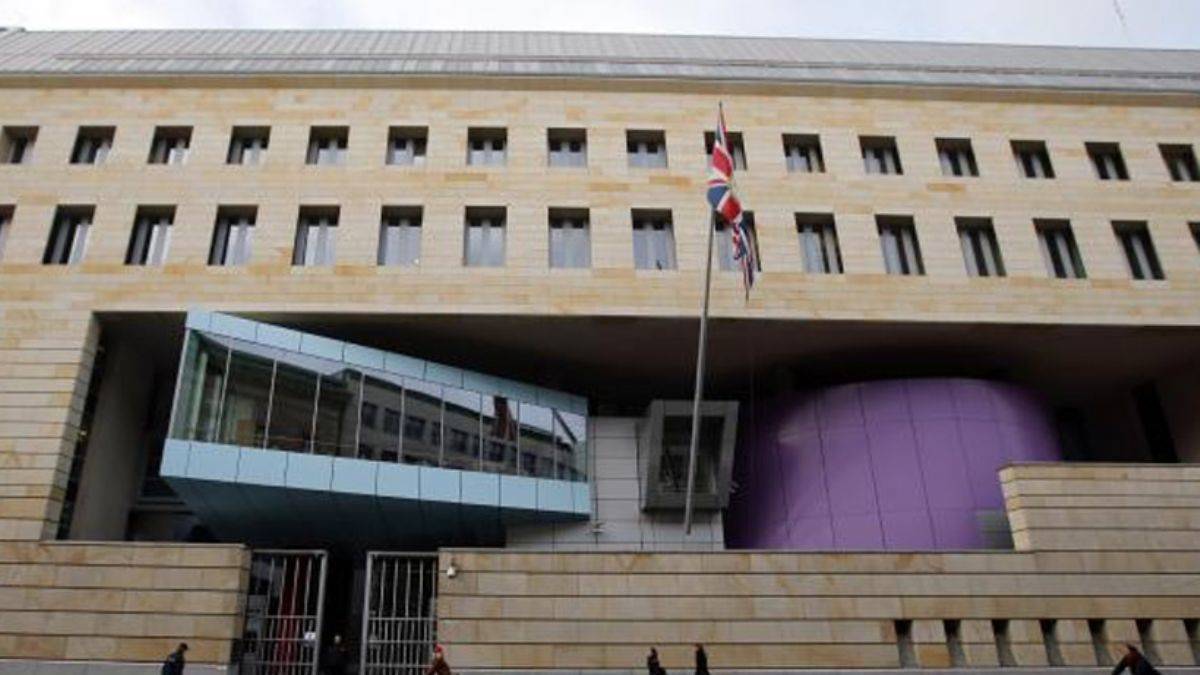 İngiltere'de casusluk skandalı: Berlin Büyükelçiliği çalışanı gözaltına alındı