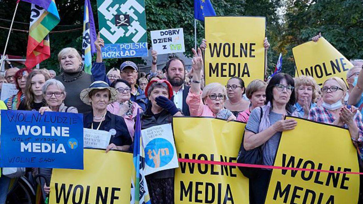 Polonya Parlamentosu, tartışmalı yasayı kabul etti