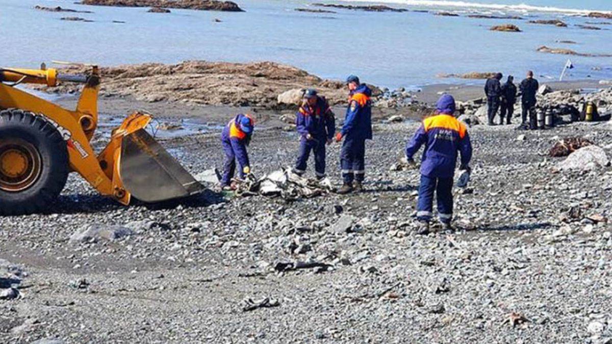 Turistleri taşıyan helikopter göle düştü