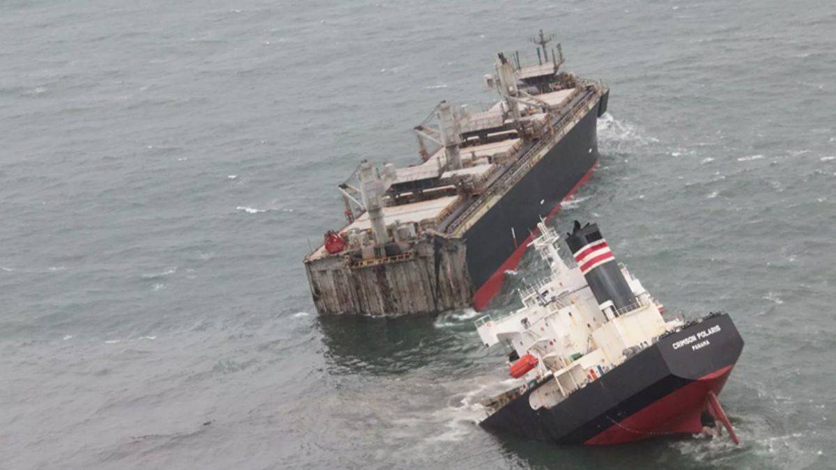 Japonya'da kargo gemisi ortadan ikiye parçalandı