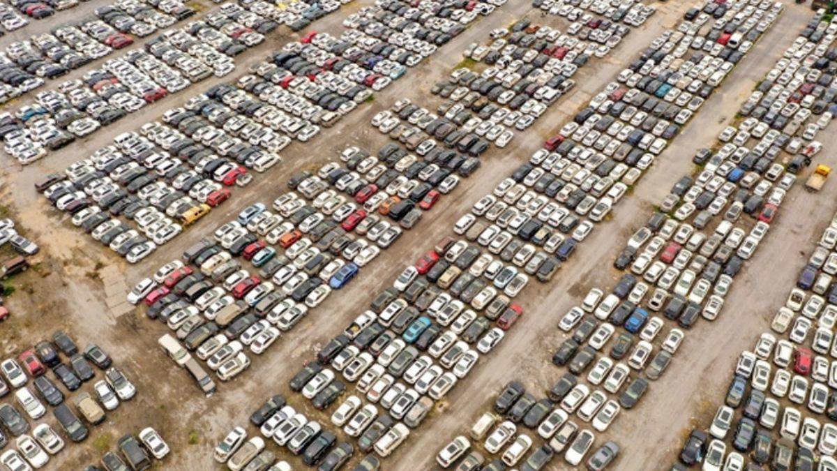 Çin'de sel sonrası araba mezarlığı: Binlerce araç kullanılamaz halde