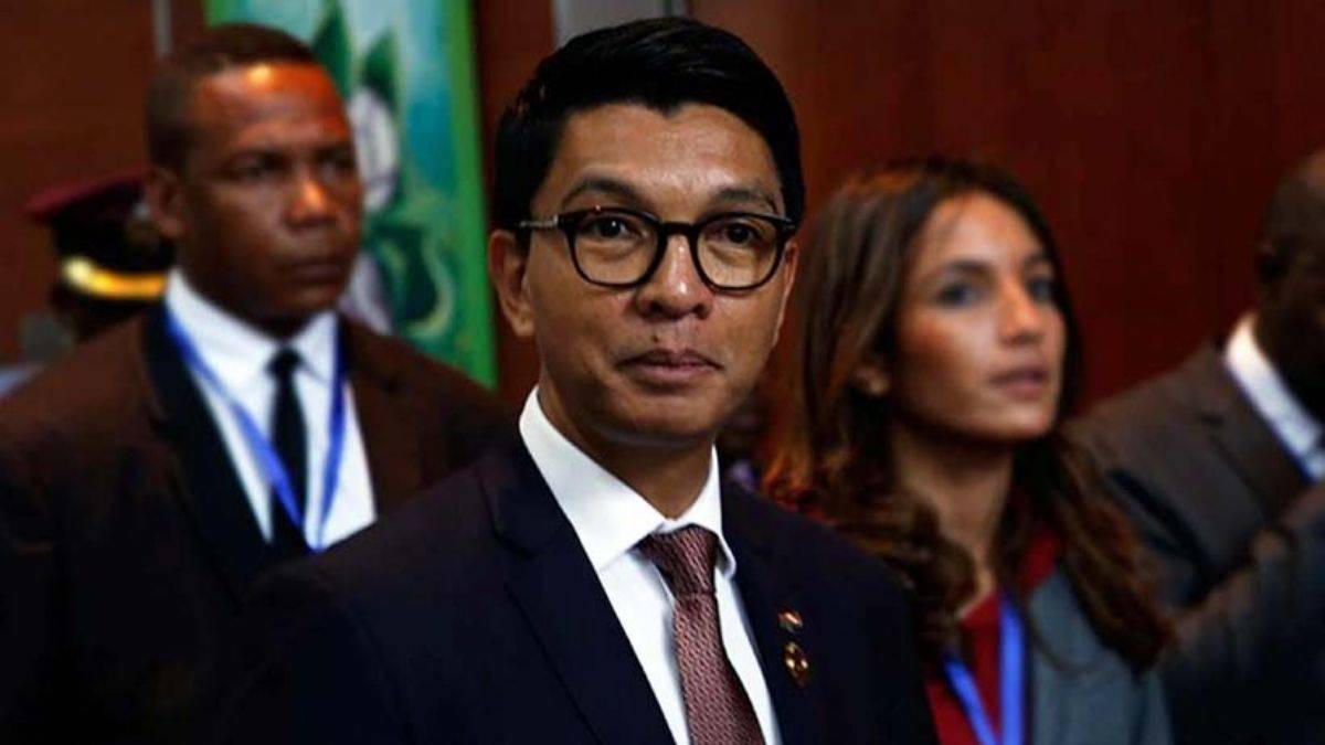 Tüm bakanları görevden aldı