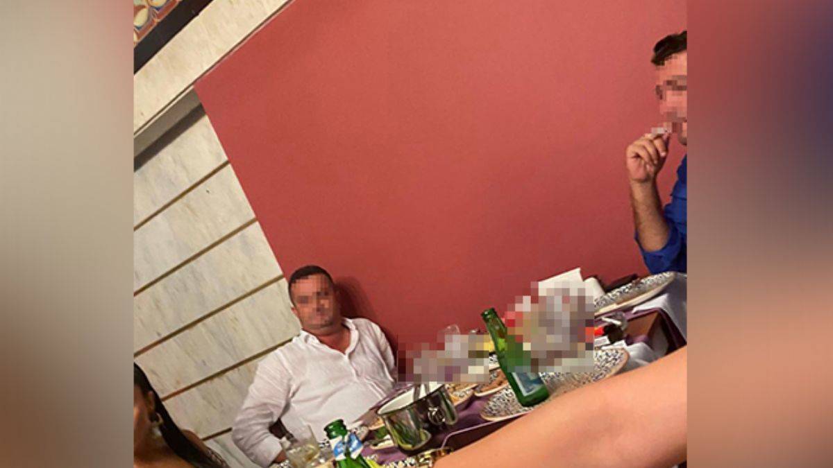 Ağır ceza hakimi, yargıladığı sanıkla içki masasında