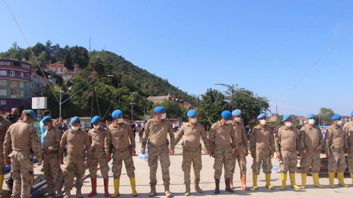 Yardım zincirinin bulunduğu köprüde sarsıntı