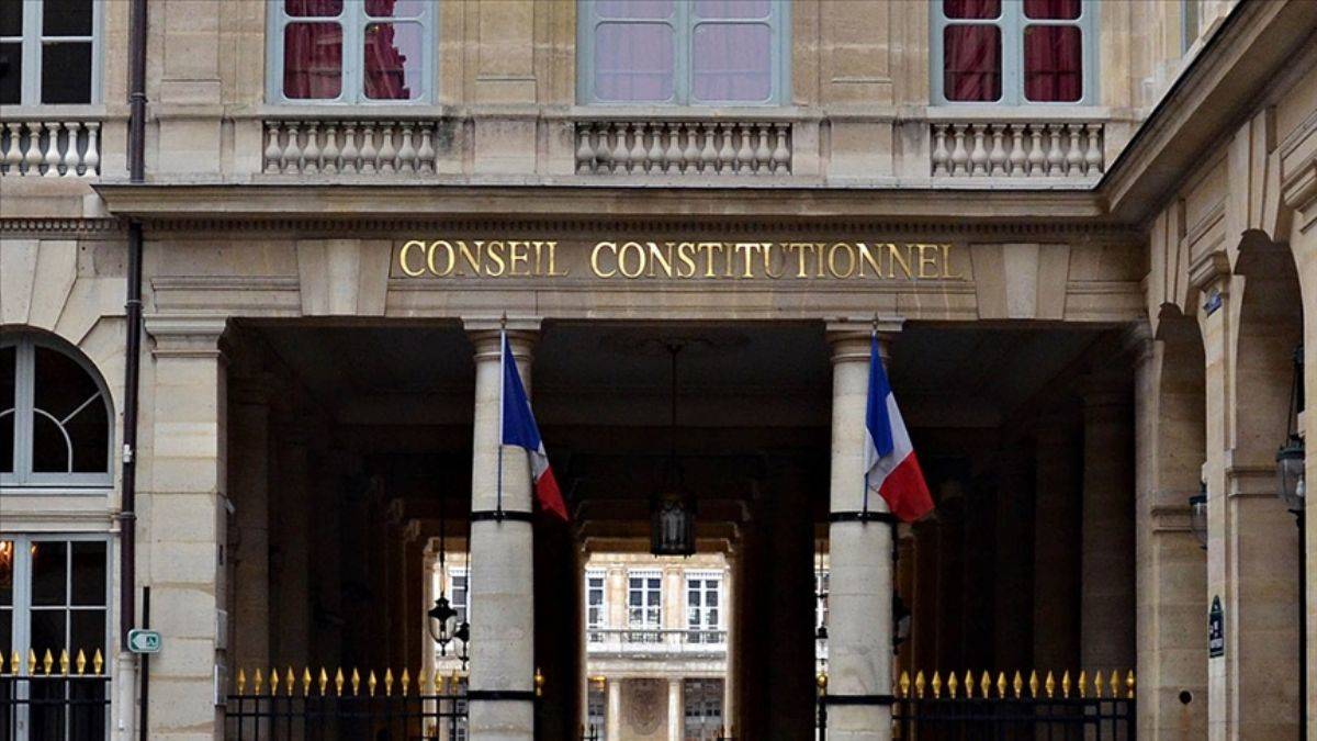 Fransa'da Müslümanları hedef alan yasa onaylandı