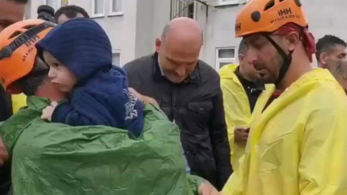 Bozkurt'taki selde küçük çocuğun tahliye anı!