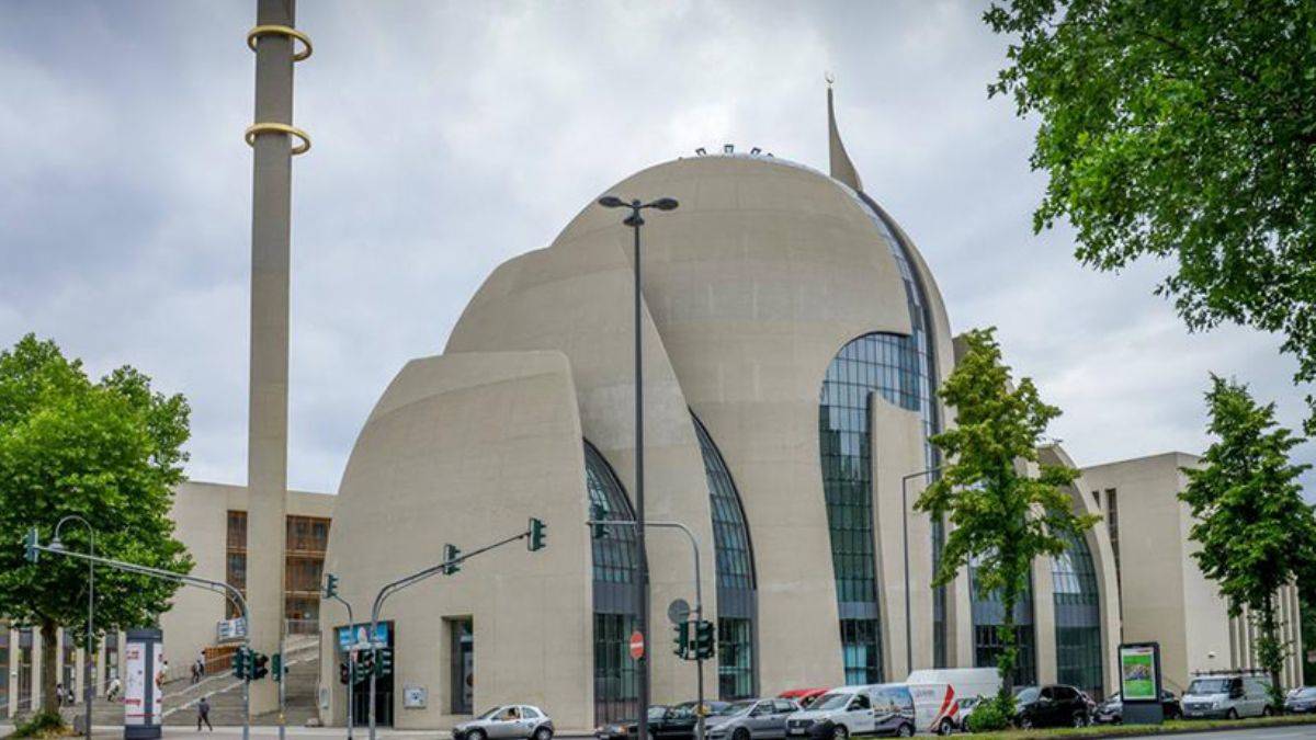 Alman polisi cami önünde karikatürlü gösteriyi yasakladı