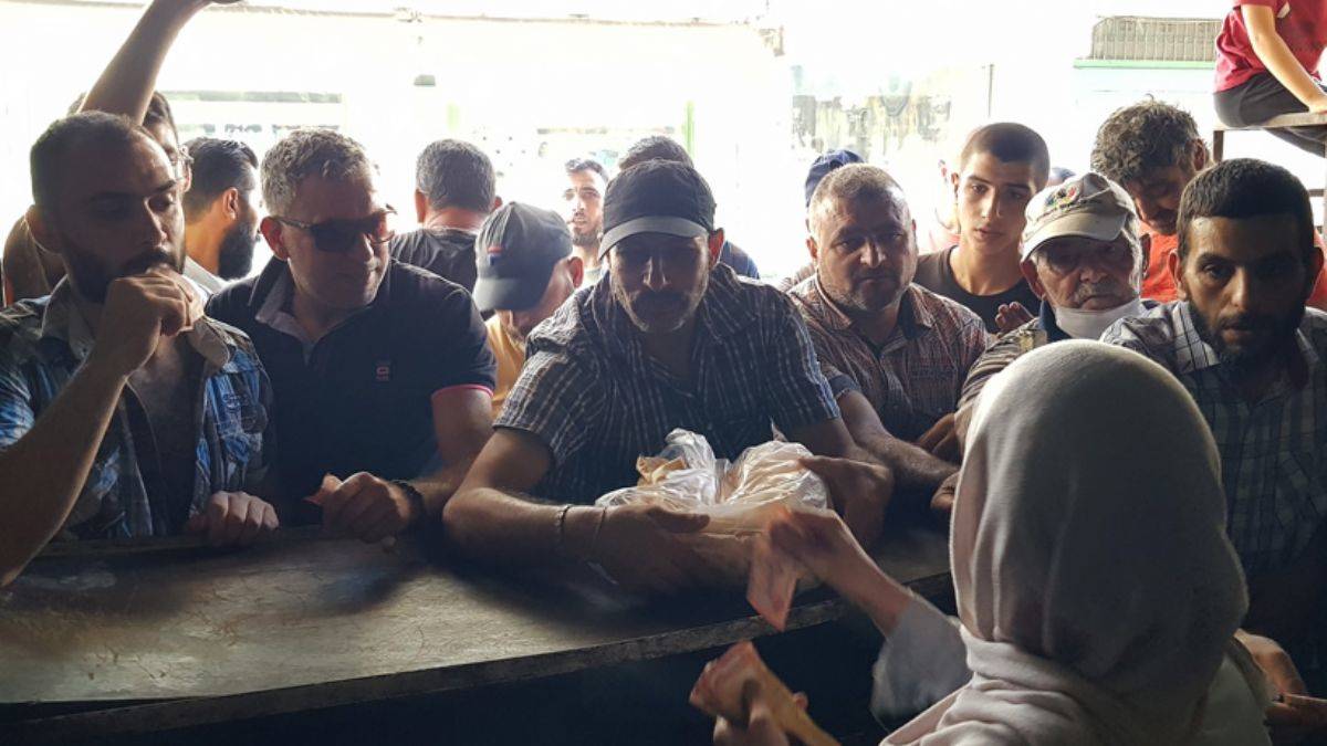 Lübnan'da benzin kuyrukları çilesine şimdi de ekmek kuyrukları eklendi