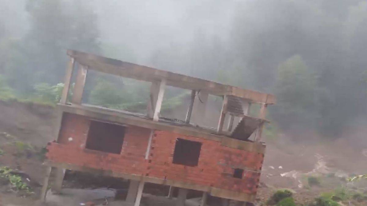 Rize'deki ev inşaatı, heyelanda metrelerce kaydı