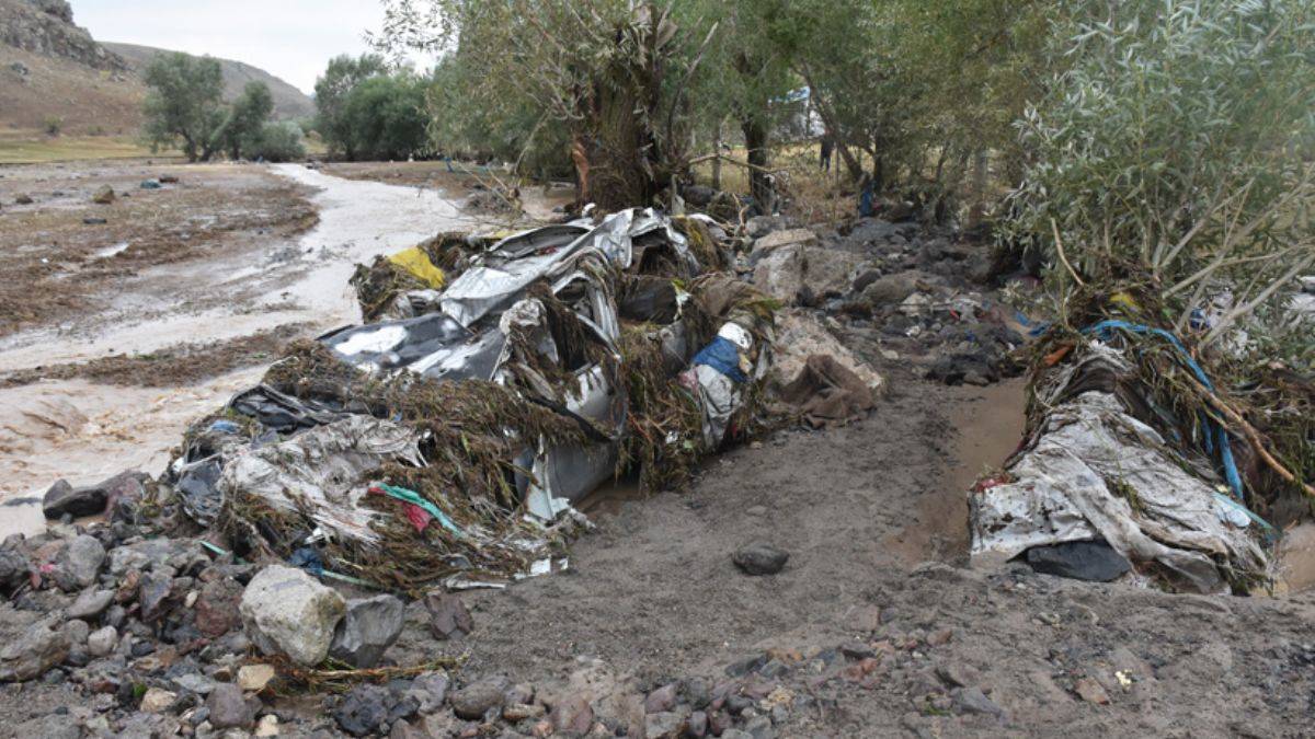 Kars’ta sel felaketi: Evler sular altında kaldı