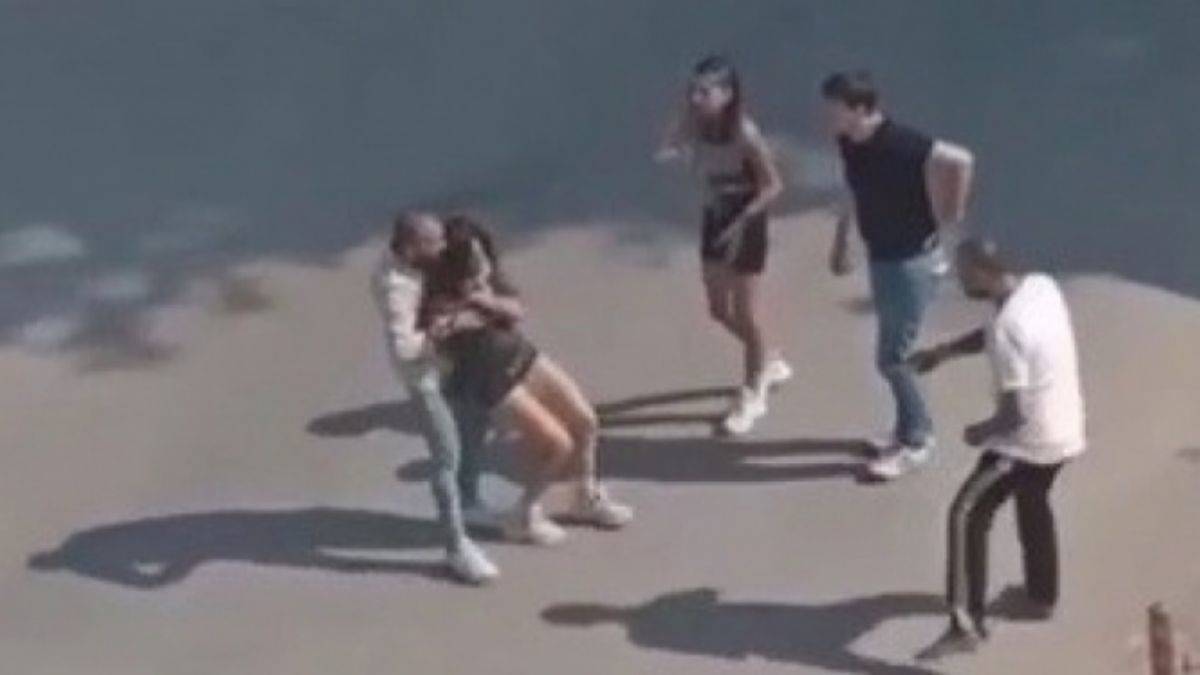 Eski kız arkadaşının boğazına bıçak dayarken görüntülendi