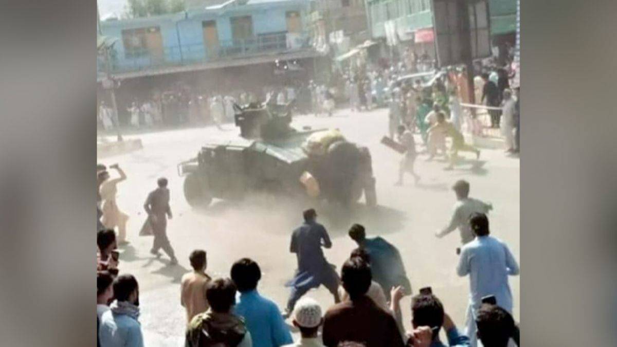 Afganistan'da ABD destekli güçler taşlanıyor