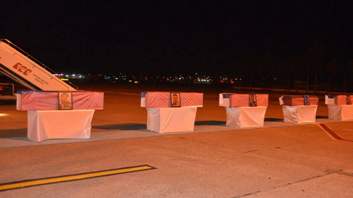 Rus mürettebatın cenazeleri, törenle ülkelerine uğurlandı