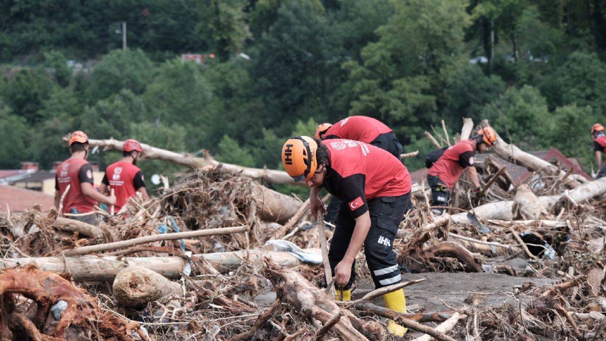 İHH ekipleri sel bölgelerinde köylere ulaştı