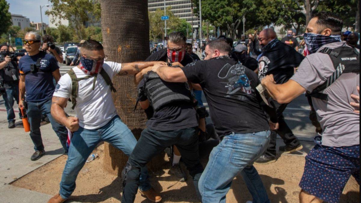 ABD'de aşı karşıtı protestoda bir kişi bıçaklandı, muhabir saldırıya uğradı