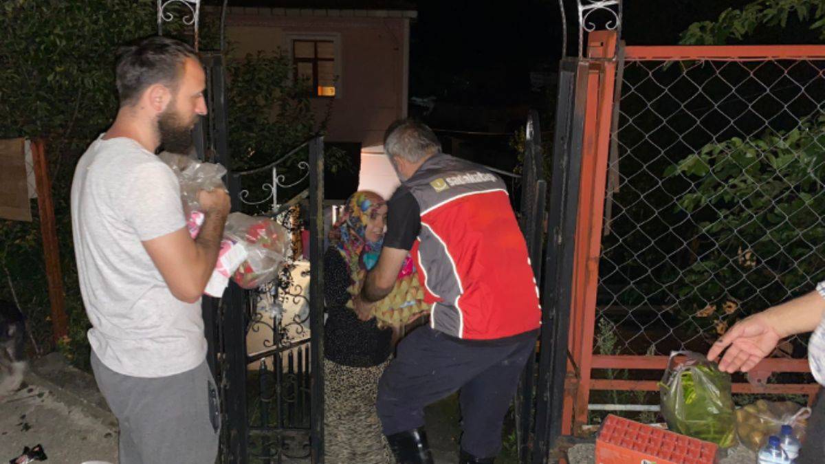 Sadakataşı Karadeniz’e yardım ulaştırmayı sürdürüyor