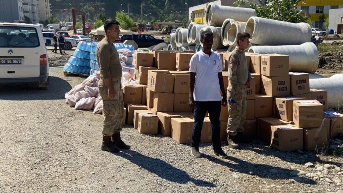 Sinop'un Ayancık ilçesinde Mehmetçik vatandaşın yaralarını sarıyor