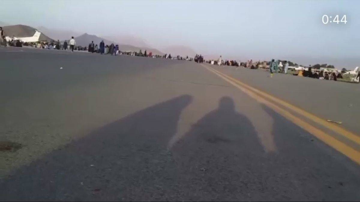 Afgan kadınlar, Kabil havaalanında “Benim Toprağım” şarkısını söylüyor