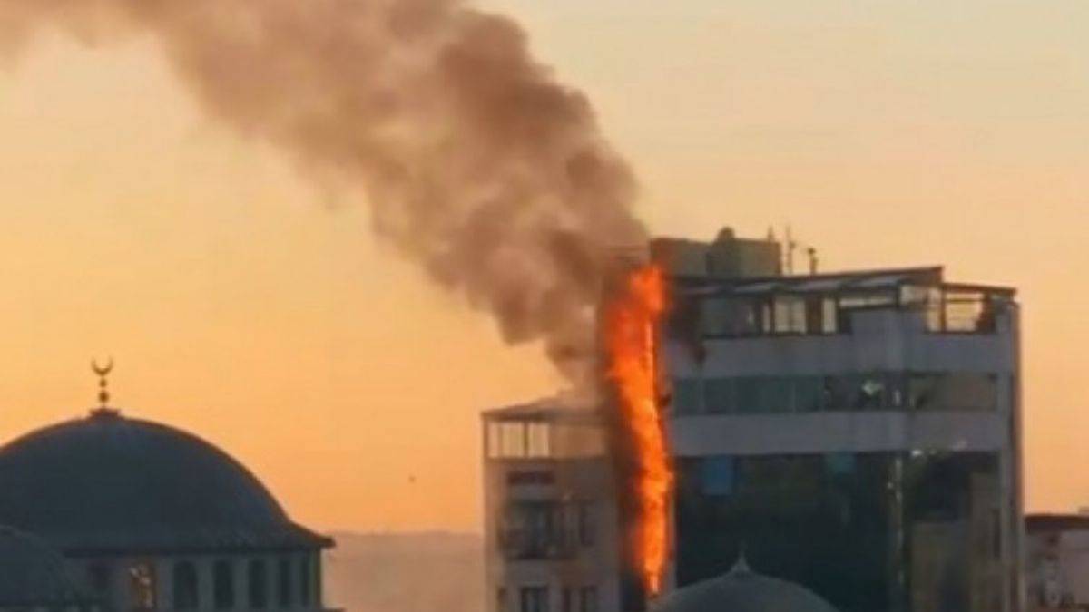 Taksim'de binanın cephesi alev alev yandı