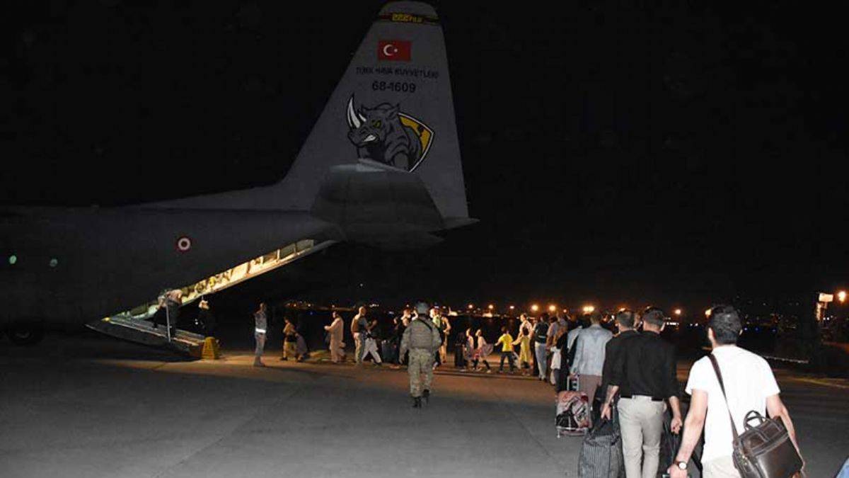 Afganistan'dan tahliye edilen 160 yolcu daha Türkiye'ye getirildi