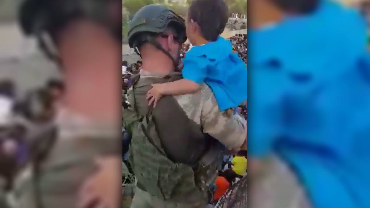 Türk askerleri, Kabil Havalimanı'ndaki çocukları ezilmekten kurtardı