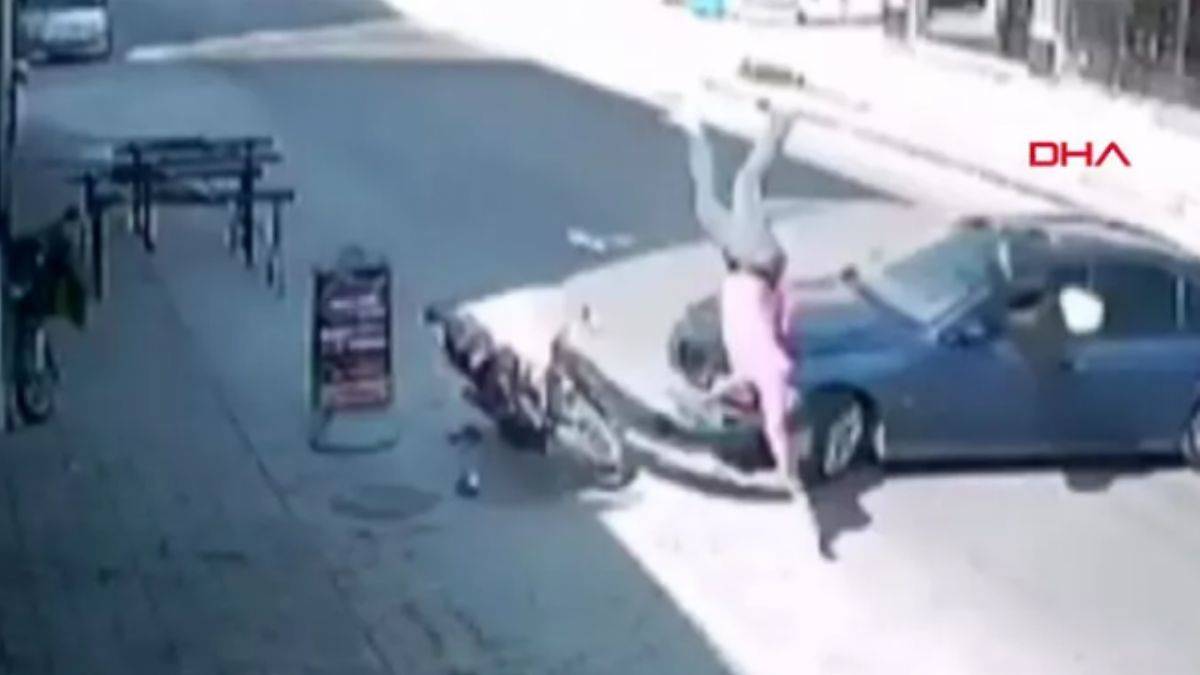Hatalı dönüş yapan otomobile çarptı, takla atarak yere düştü