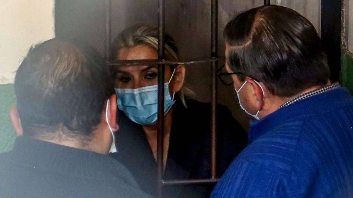 Bolivya eski geçici Devlet Başkanı Anez intihara kalkıştı!