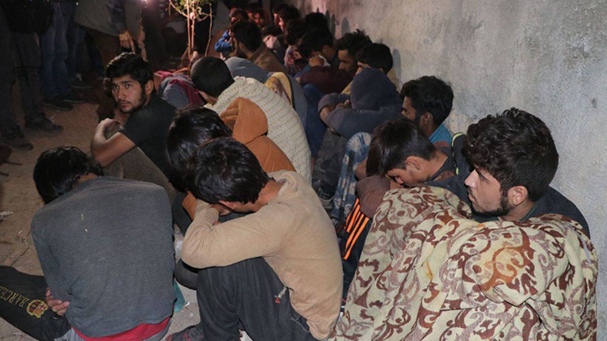 Van'da evlere baskın: 25 kaçak göçmen yakalandı