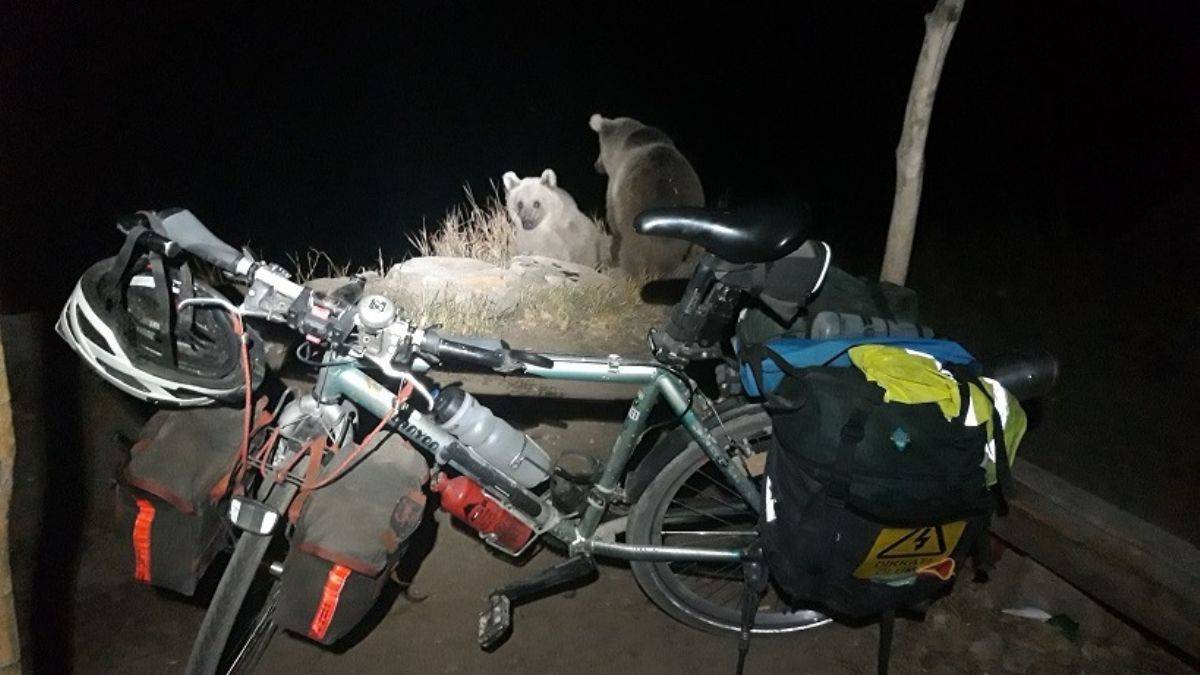 Bisikletçileri Ayılar Karşıladı