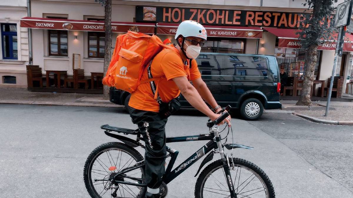 Afganistan'da iletişim bakanıydı, Almanya'da kuryelik yapıyor