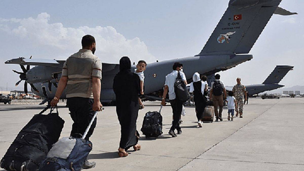 229 Türk vatandaşı daha 'uçan kale' ile tahliye edildi