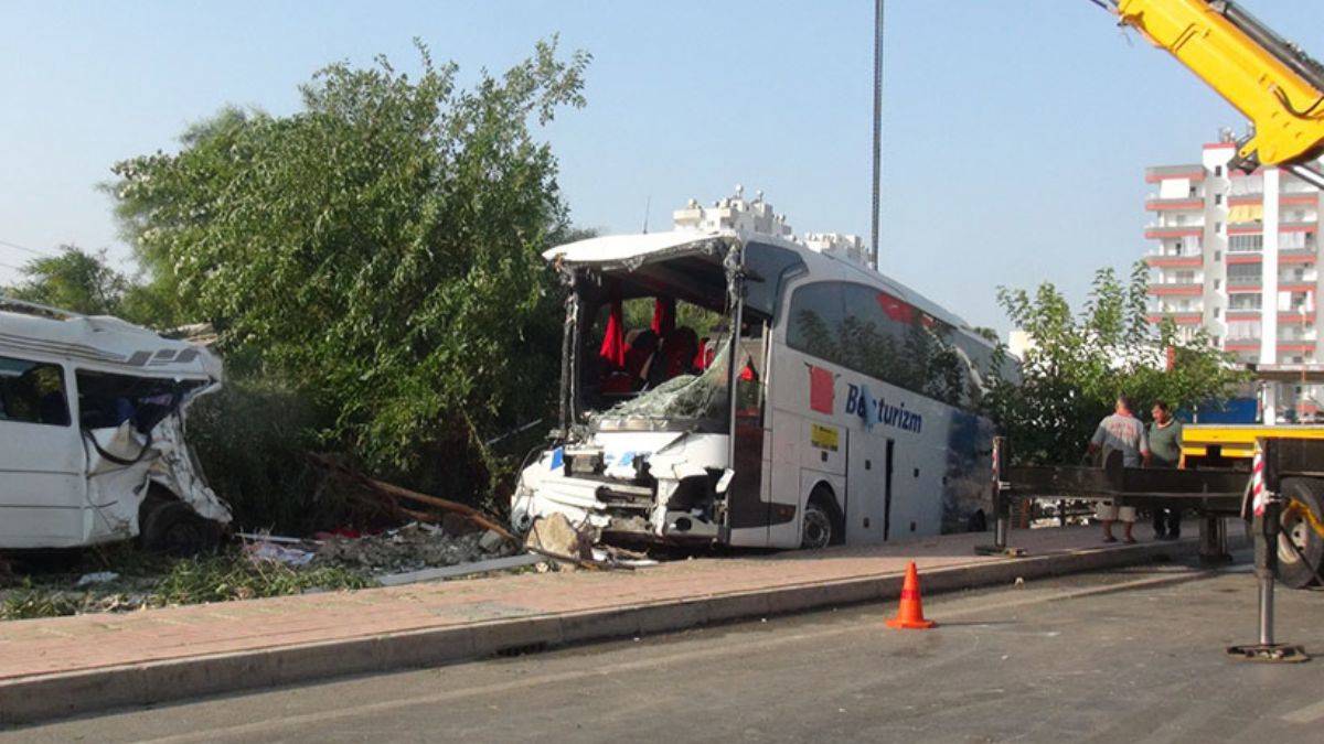 Mersin'de yolcu otobüsü devrildi: Çok sayıda yaralı var