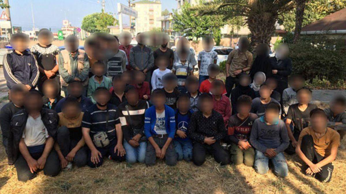 Polisin durdurduğu araçta 50 kaçak göçmen yakalandı