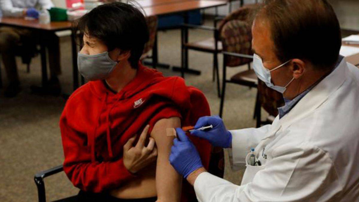 Aşılı olmasına rağmen COVID-19’a yakalanan kişiler ne yapmalı?