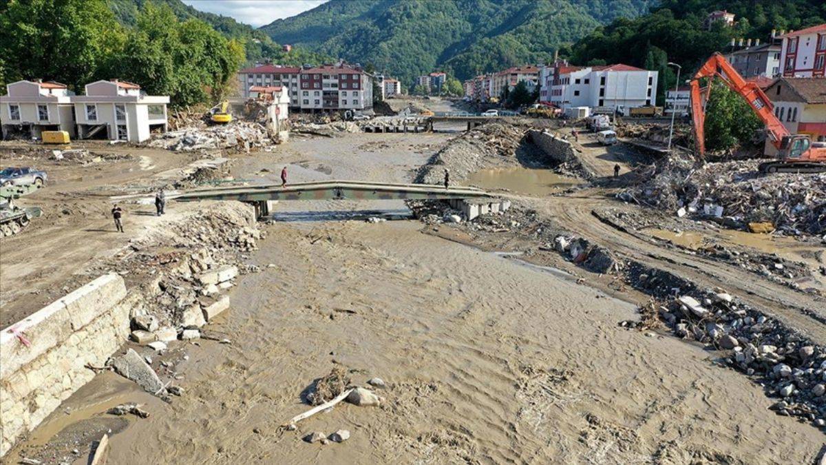 Bakan Soylu sel felaketi yaşanan Bozkurt'tan 13 bin kamyon çamur çıkarıldığını bildirdi