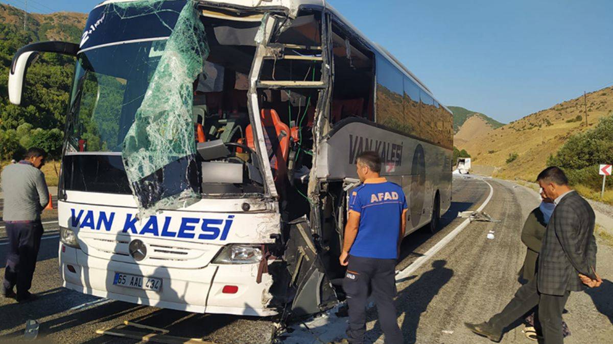 Yolcu otobüsü ile TIR çarpıştı; 1'i ağır, 3 yaralı