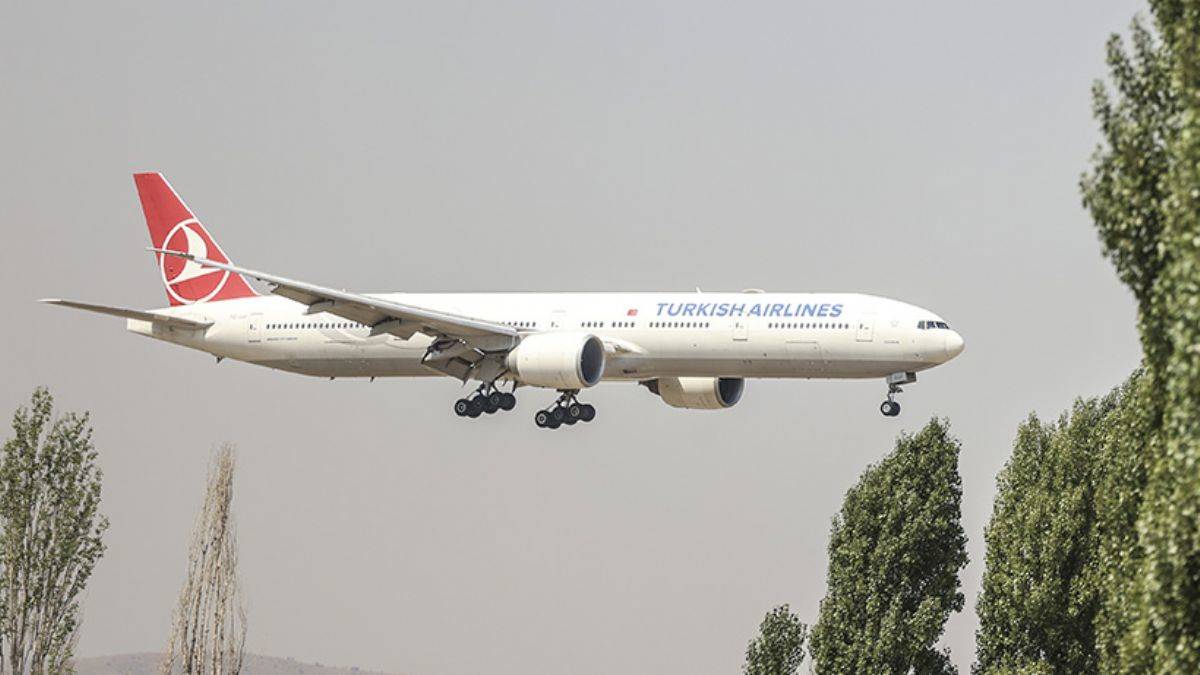 Türk askerlerini taşıyan uçak Ankara'ya indi