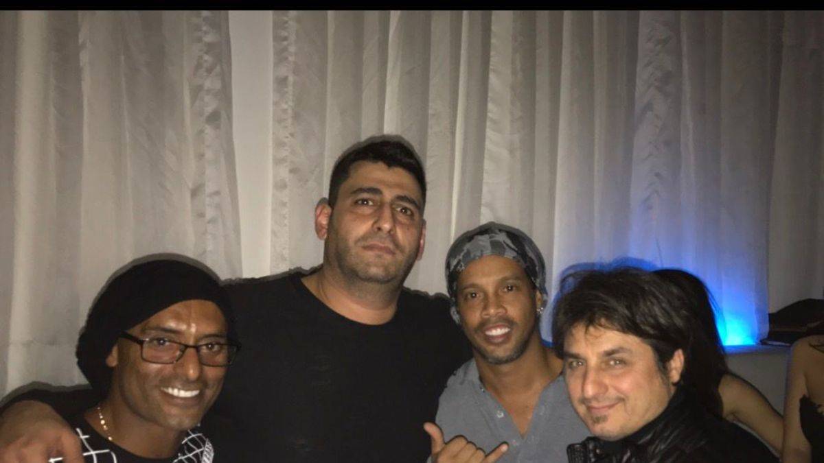 Sinan Siner Ronaldinho ile reklam projesi için el sıkıştı