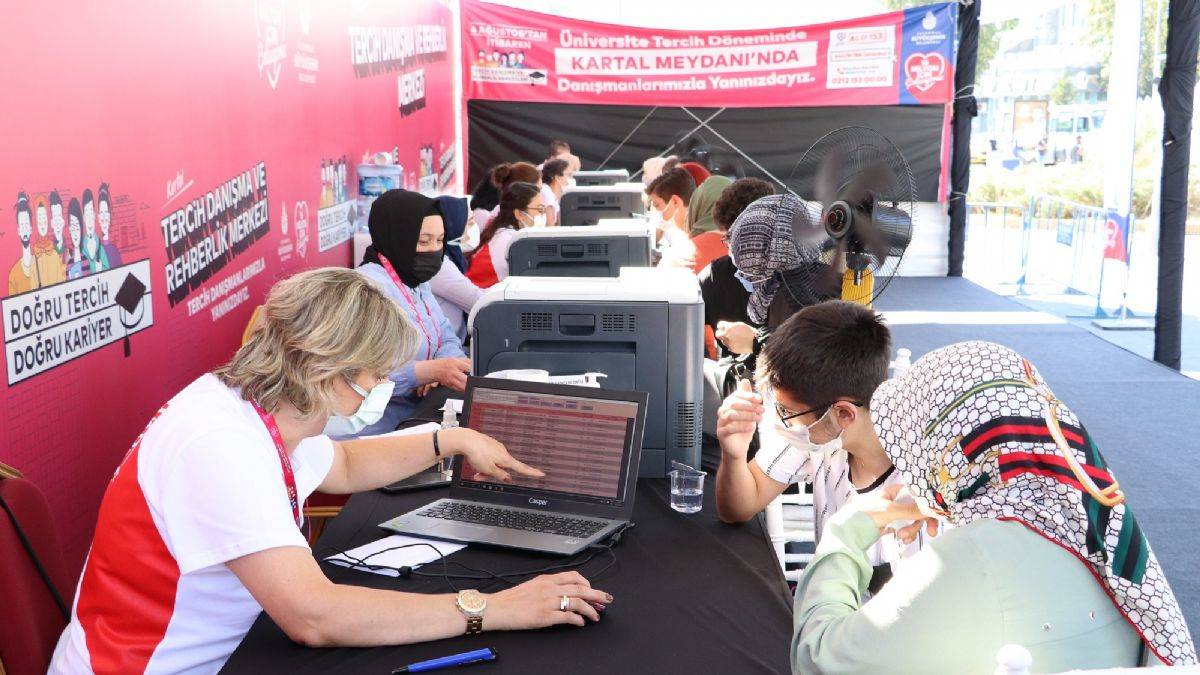 İBB 22 meydanda 22 bin gence ulaştı