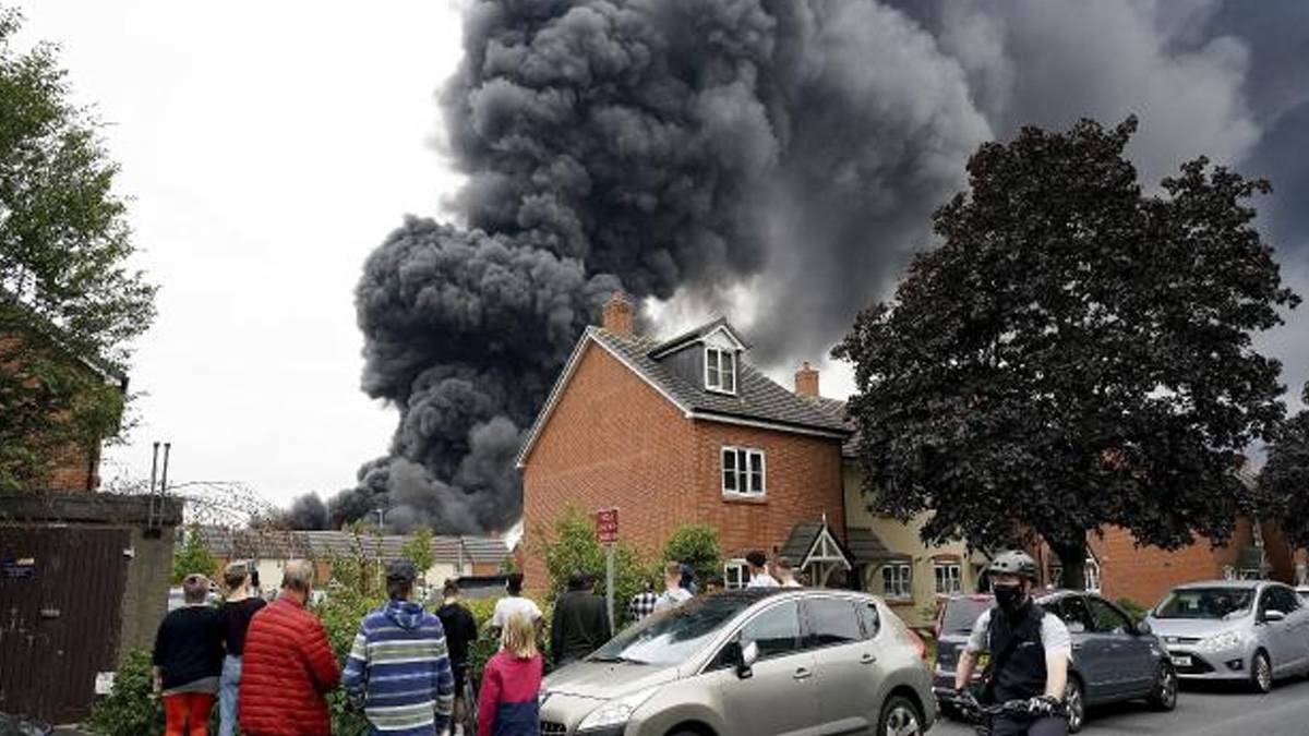 İngiltere'de sanayi deposunda yangın: Yerleşim yerleri boşaltıldı