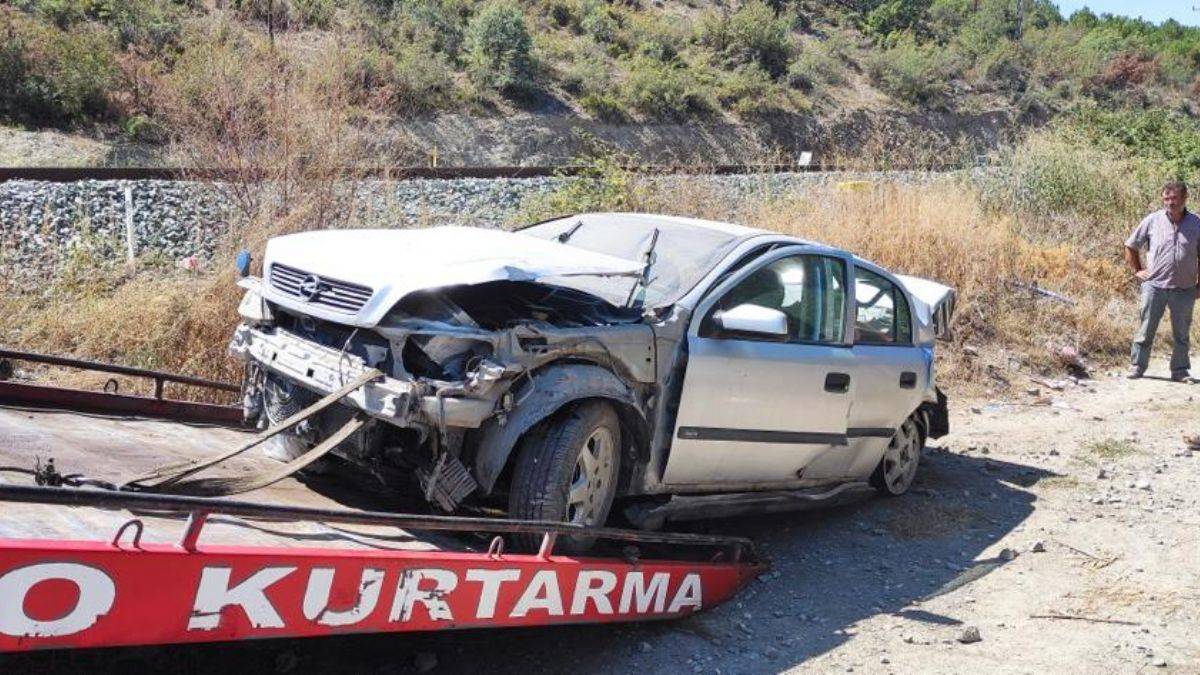 Aracına çarpan trenin makinistine el sallayıp durdurmaya çalışırken görüntülendi