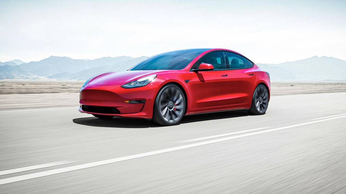 Tartışmalı kazalara bir yenisi daha eklendi: Otopilot sistemi bulunan Tesla, iki araca çarptı