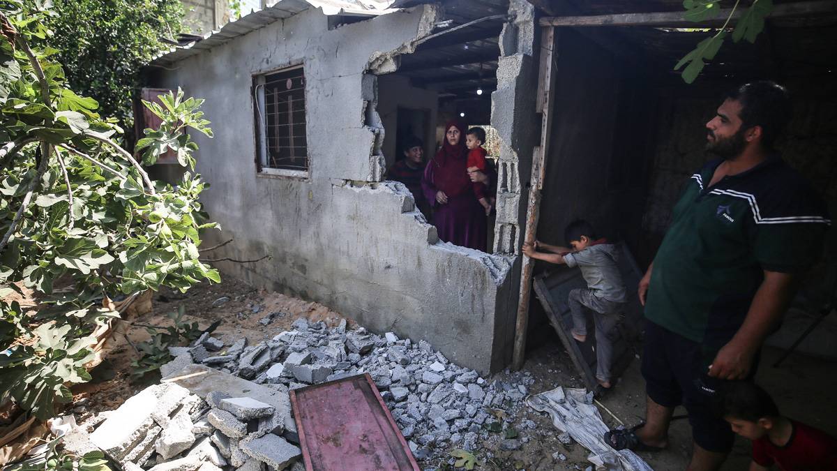 İsrail, Gazze'de ev ve tarım arazilerine saldırdı