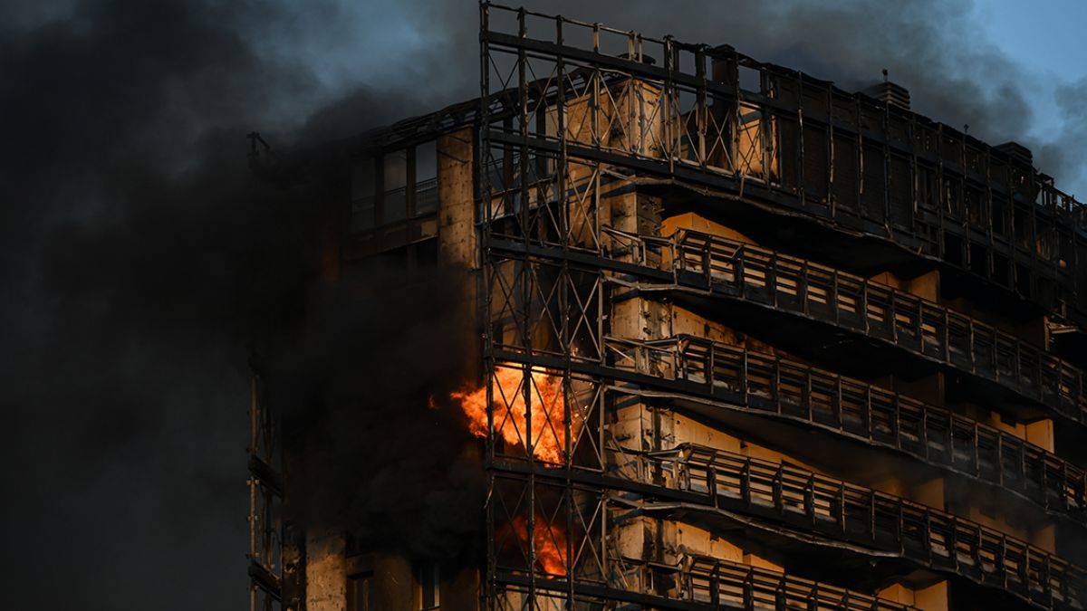 İtalya'da 15 katlı binada yangın!